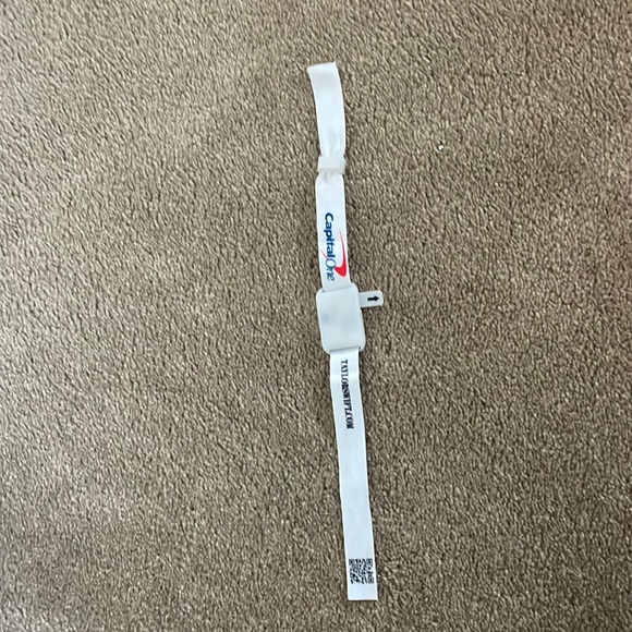 Light up bracelet from the Eras tour that still lights up - Picture 1 of 3